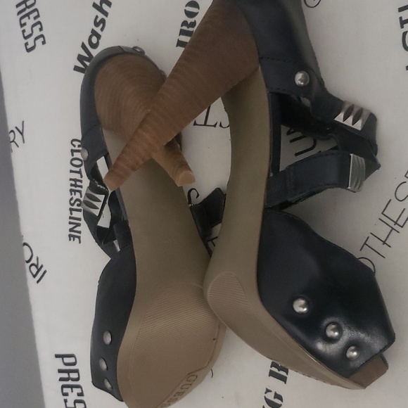 Guess Heels - Picture 4 of 4